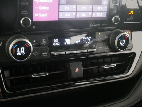 Used 2021 Toyota Highlander XLE image 23