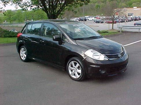 Used 2011 Nissan Versa Hatchback w/ Premium Pkg FWD image 2