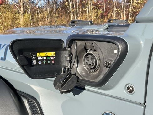 Used 2024 Jeep Wrangler Unlimited image 31