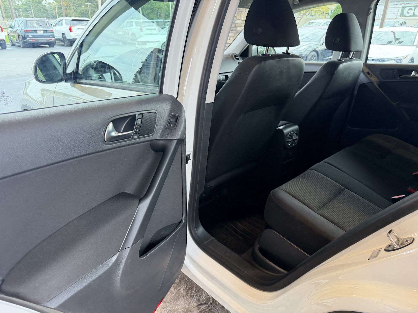 Used 2017 Volkswagen Tiguan Limited w/ Premium Package FWD image 25