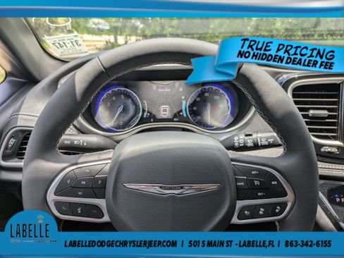 Used 2025 Chrysler Pacifica Select AWD/4WD image 23