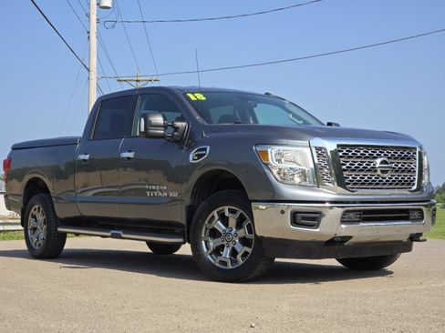 Used 2018 Nissan Titan SV w/ SV Convenience Package AWD/4WD image 2
