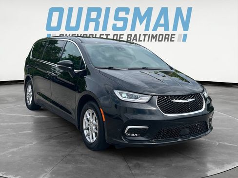 Used 2025 Chrysler Pacifica Select FWD image 1