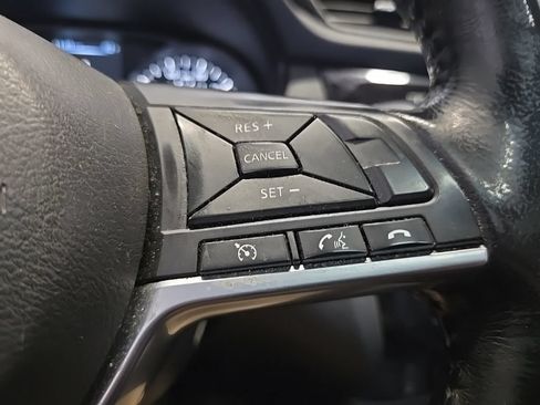 Used 2017 Nissan Rogue SV AWD/4WD image 18