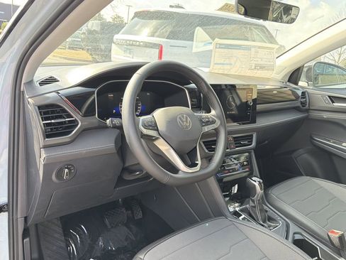 New 2026 Volkswagen Taos SE image 10