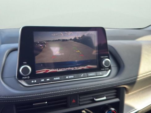 Used 2025 Nissan Rogue SV FWD image 19