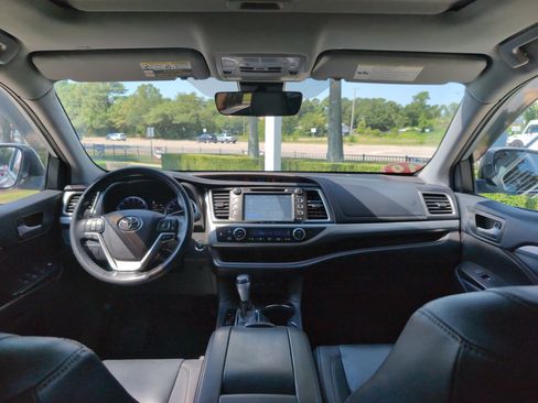 Used 2019 Toyota Highlander XLE AWD/4WD image 29