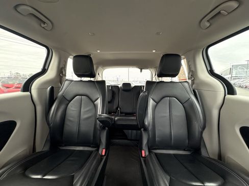 Used 2022 Chrysler Pacifica Touring-L image 25