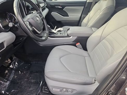 Used 2022 Toyota Highlander XLE image 28