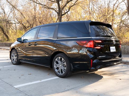 Certified 2026 Honda Odyssey Touring image 3