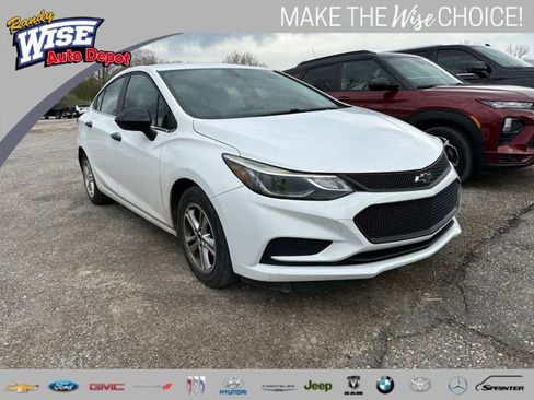 Used 2018 Chevrolet Cruze LT FWD image 1