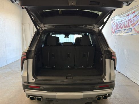 Used 2025 Chevrolet Traverse LT image 7