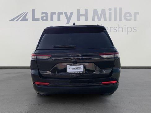 Used 2023 Jeep Grand Cherokee Altitude image 7