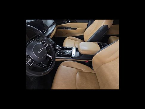 Used 2024 Kia Carnival EX FWD image 11