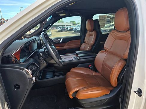 Used 2019 Lincoln Navigator Reserve AWD/4WD image 4