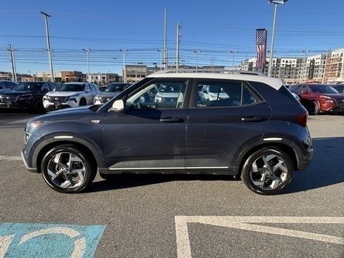 Used 2022 Hyundai Venue Limited image 6