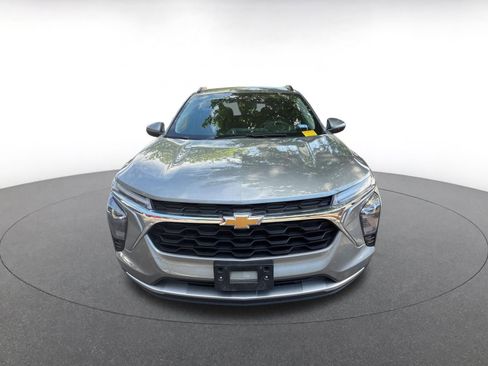 Used 2025 Chevrolet Trax LT FWD image 2