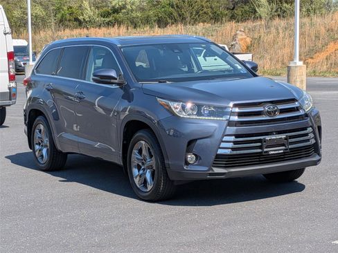 Used 2018 Toyota Highlander Limited Platinum AWD/4WD image 3