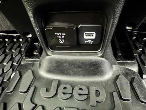 Used 2021 Jeep Compass Latitude w/ Sun and Sound Group AWD/4WD image 27