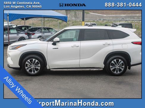 Used 2021 Toyota Highlander XLE image 3