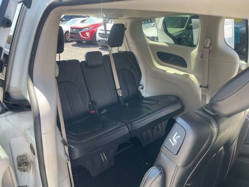 Used 2023 Chrysler Pacifica Touring-L FWD image 28