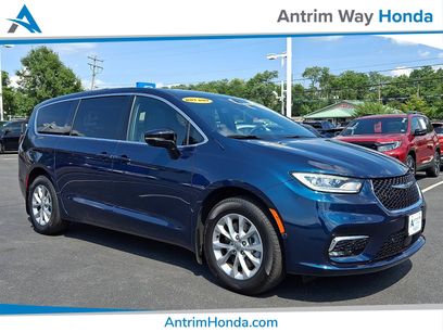 Used 2025 Chrysler Pacifica Select