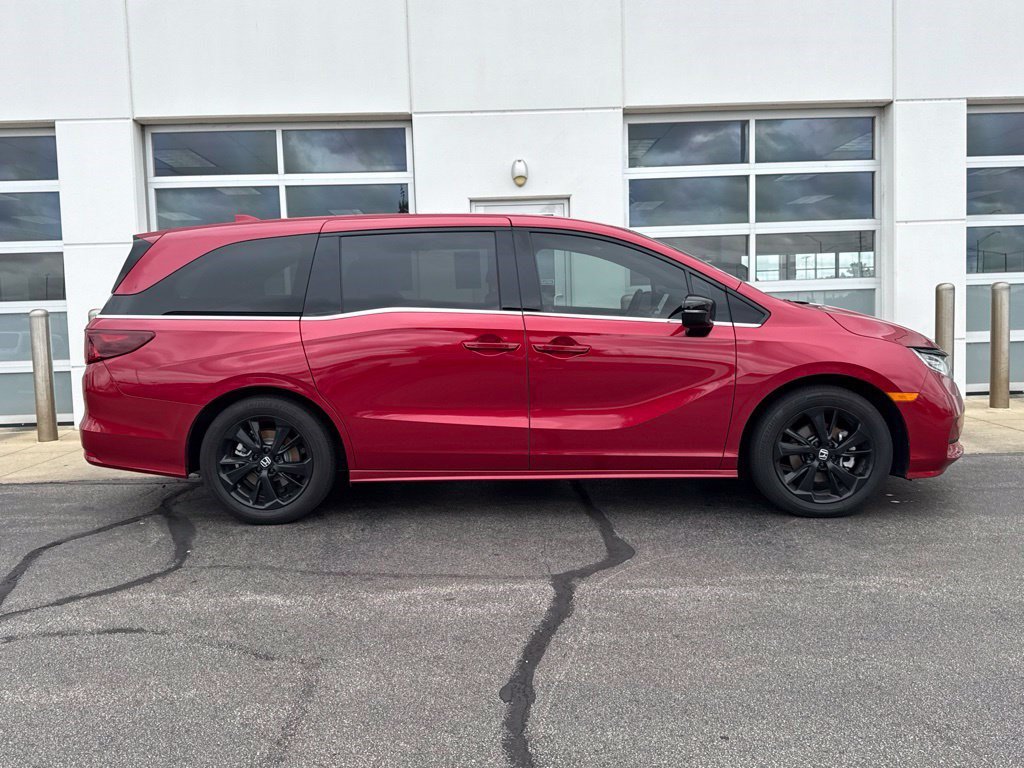 Used 2024 Honda Odyssey Sport image 3