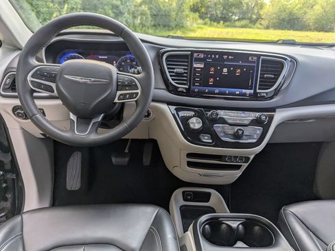 Used 2023 Chrysler Pacifica Touring-L FWD image 30