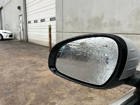 Used 2025 Genesis G70 2.5T image 19