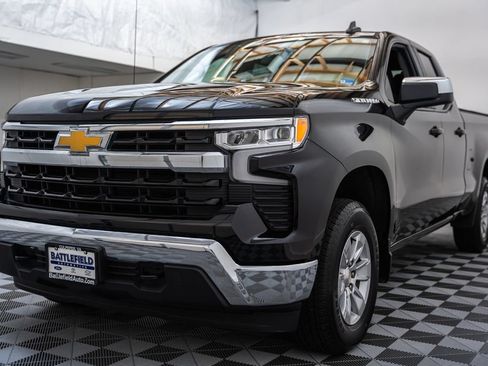 Used 2025 Chevrolet Silverado 1500 LT AWD/4WD image 3