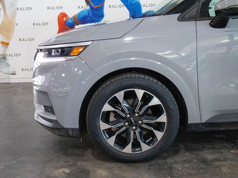 Used 2024 Kia Carnival EX FWD image 16