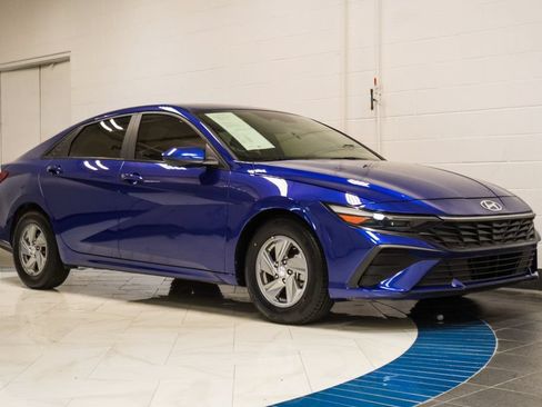 Used 2024 Hyundai Elantra SE FWD image 5