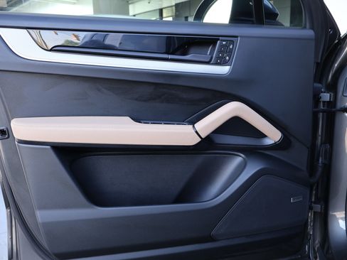 Used 2024 Porsche Cayenne image 13