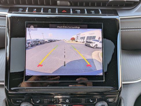 Used 2025 Jeep Grand Cherokee Laredo RWD image 15