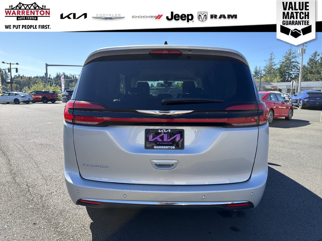 Used 2024 Chrysler Pacifica Touring-L FWD image 5