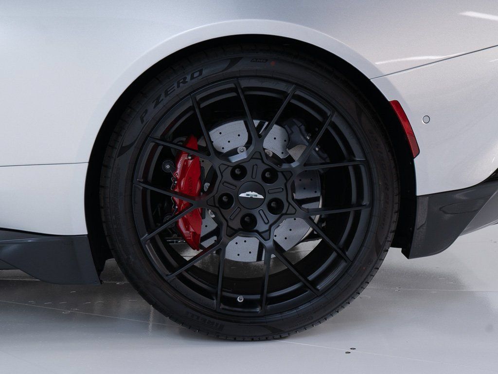 Used 2025 Aston Martin Vanquish RWD image 36