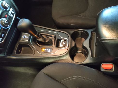 Used 2019 Jeep Cherokee Latitude w/ Popular Appearance Group FWD image 26