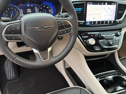 Used 2023 Chrysler Pacifica Limited FWD image 17