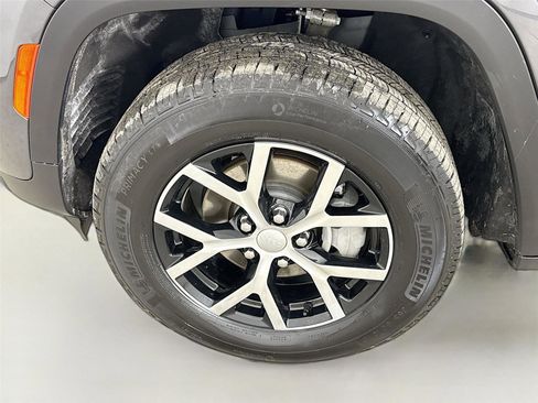 Used 2024 Jeep Grand Cherokee Limited image 32