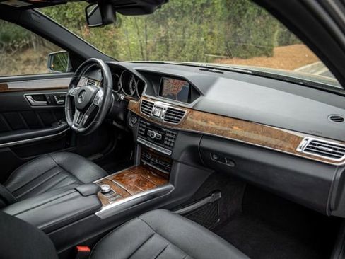Used 2014 Mercedes-Benz E 550 4MATIC Sedan image 26