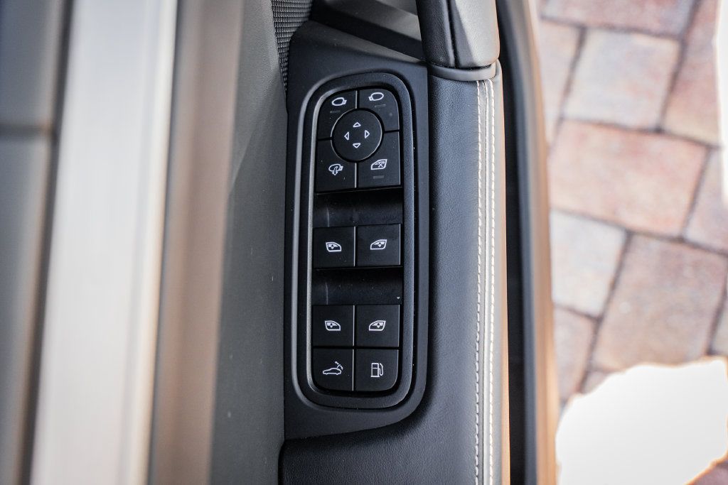 Used 2025 Porsche Cayenne Turbo AWD/4WD image 19