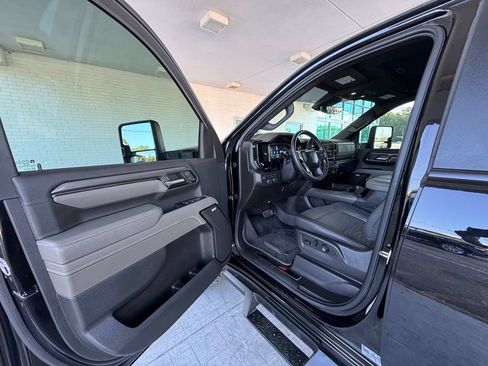 Used 2024 Chevrolet Silverado 2500 ZR2 w/ Technology Package AWD/4WD image 11