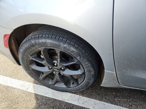 Used 2023 Chrysler Pacifica Limited w/ S Appearance Package image 4