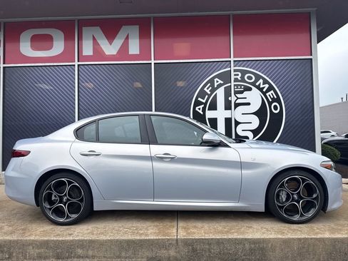 Used 2023 Alfa Romeo Giulia Ti AWD/4WD image 4