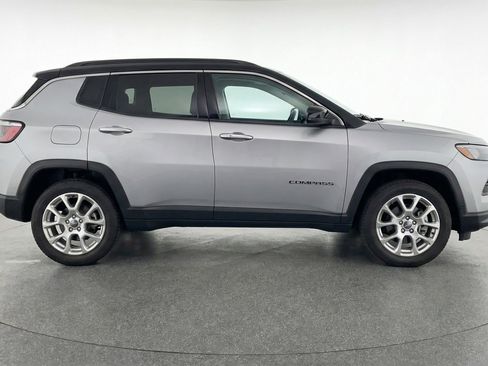 Used 2025 Jeep Compass Limited image 11