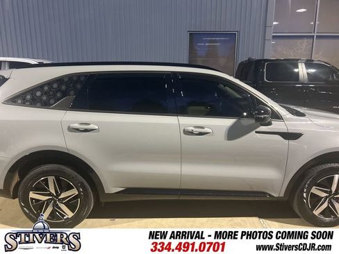 Used 2022 Kia Sorento EX w/ Panoramic Sunroof Package image 9