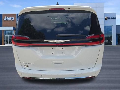 Used 2023 Chrysler Pacifica Touring-L FWD image 8