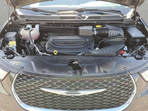 Used 2023 Chrysler Pacifica Touring FWD image 32
