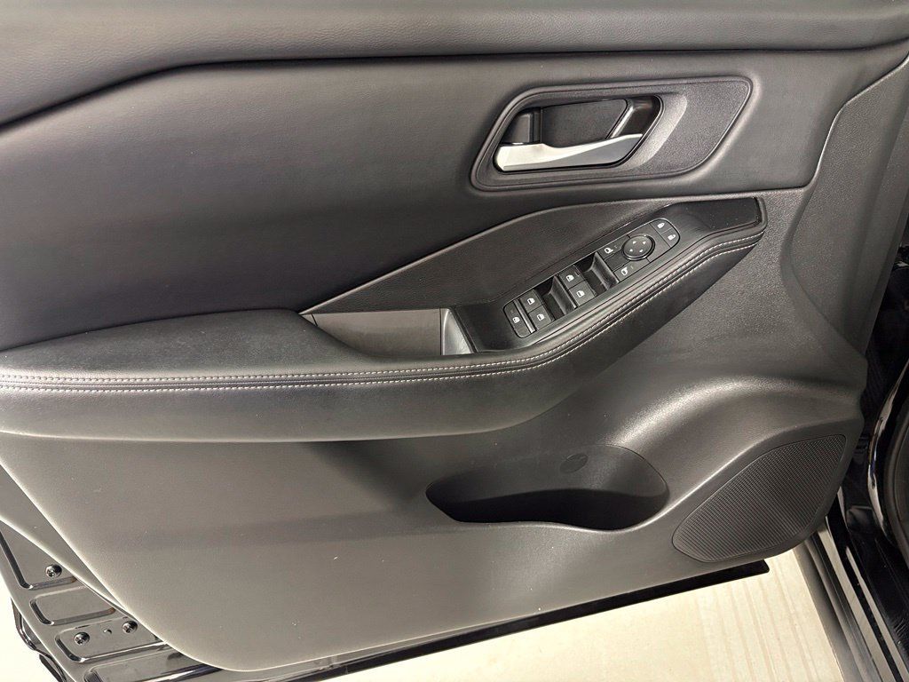 Used 2024 Nissan Rogue SV FWD image 15