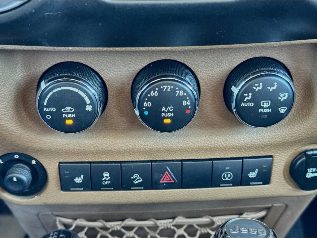 Used 2014 Jeep Wrangler Unlimited Rubicon w/ Connectivity Group AWD/4WD image 16